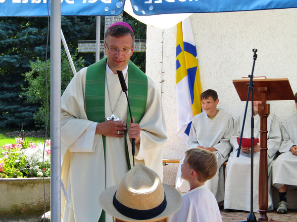 Kinder erzählen dem Bischof, was sie beim Familiencamp erlebt haben. Kinder erzählen dem Bischof, was sie beim Familiencamp erlebt haben.